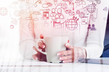 Ofis masaları gökdelen ve iş planı eskiz çift pozlama ile bardakta holding iş kadını elleri. Tonlu görüntü