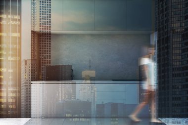 Gri duvarlar, minimalist mutfak iç kadında petek desen katı, gri dolapları ve açık gri mutfak tezgahı ile inşa lavabo ve tencere. Çift tonlu görüntü pozlaması bulanıklık