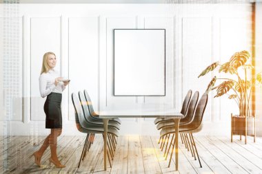 Modern yemek odası beyaz duvarlar, ahşap zemin, tahta bacak ve gri sandalye etrafında ayakta beyaz tabloyla iç kadında. Dikey poster. Tonlu görüntü pozlama sahte katlayın