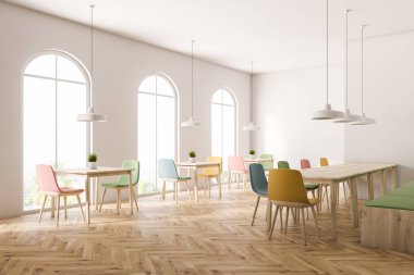 Beyaz duvarları, ahşap zemin, kemerli windows ve pastel renkli sandalye ile kare ahşap masa ile modern kafe köşesinde. Uzun tablo yakınındaki yeşil kanepe. 3D render