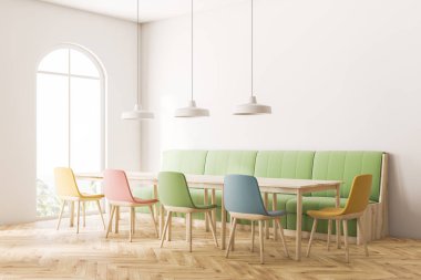 Beyaz duvarları, ahşap zemin, kemerli pencere, uzun yeşil kanepe ve pastel renkli sandalye ile kare ahşap masa ile modern kafe köşesinde. 3D render