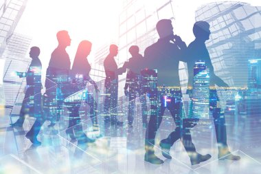 Siluetleri yürüyüş ve gece cityscape çift pozlama ile gökdelen arka plan üzerinden iletişim iş adamları. Tonlu görüntü