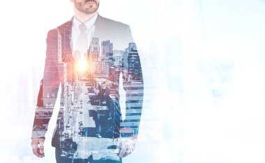 Tanınmayan portresi sabah cityscape arka plan üzerinde elbise ayakta genç Yöneticisi sakallı. Liderlik kavramı. Tonlu görüntü pozlama sahte katlayın