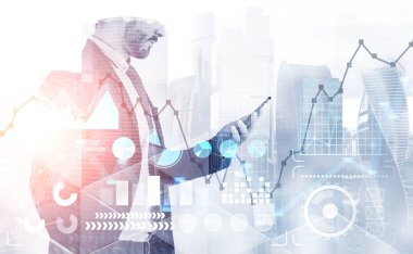 Tanınmayan yan görünüm iş infographics arabiriminin çift pozlama ile modern şehir onun smartphone ayakta bakarak işadamı sakallı. Tonlu görüntü