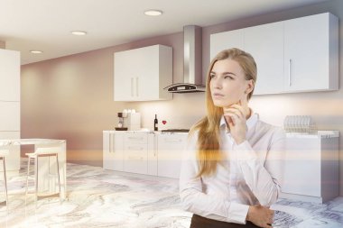 Kadın şık mutfak bej duvarlı köşesinde mermer zemin, beyaz mutfak tezgahı ile yapılı içinde lavabo ve tencere, beyaz dolapları ve bar tabureleri ile. Tonlu görüntü