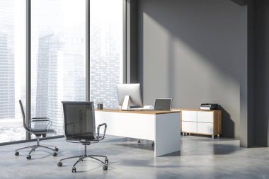 Müdür ofis Gri duvarlar, beton zemin, panoramik pencere, beyaz ve ahşap bilgisayar masa, siyah sandalye ve ziyaretçiler için iki sandalye köşesinde. 3D render