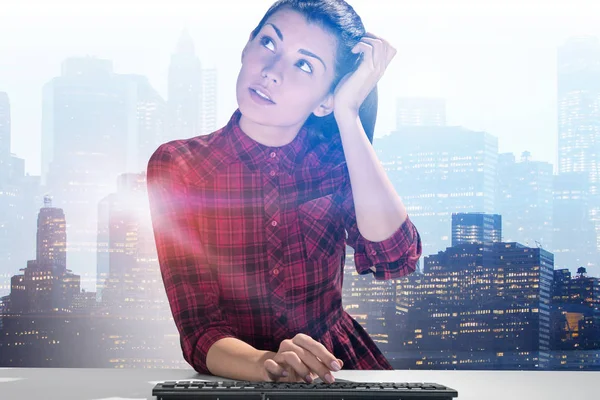 Mujer Joven Reflexiva Vestido Cuadros Escribiendo Teclado Computadora Sobre Fondo — Foto de Stock