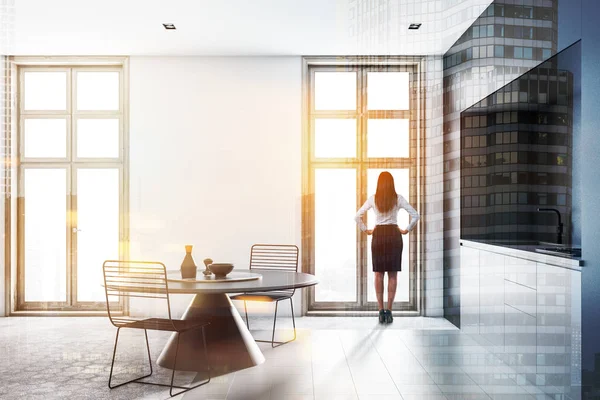 Vrouw Moderne Keuken Met Witte Muren Honingraat Patroon Vloer Countertops — Stockfoto