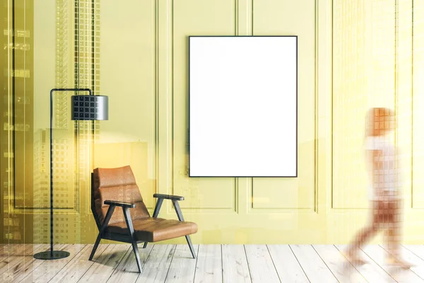 妇女在室内的简约客厅与黄色的墙壁 木地板 皮革扶手椅与时尚的落地灯和垂直海报与黑色框架 色调图像双曝光模拟模糊 — 图库照片