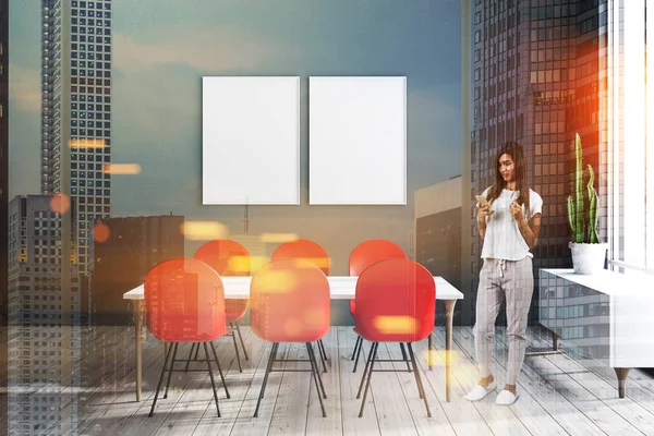 妇女在简约的餐厅与灰色的墙壁 木地板 大窗户和长长的白色桌子与红色的椅子 两张垂直海报色调图像双曝光模拟 — 图库照片