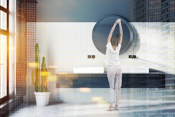 Mulher Interior Banheiro Moderno Com Paredes Azulejos Cinza Branco Piso — Fotografia de Stock