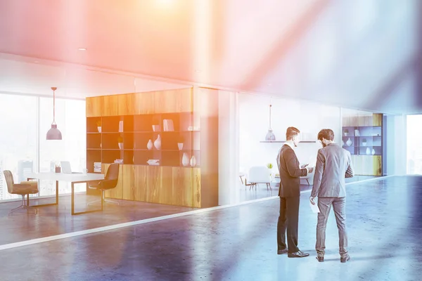 Zwei Geschäftsleute Unterhalten Sich Büro Foyer Mit Managerzimmer Mit Hölzernem — Stockfoto