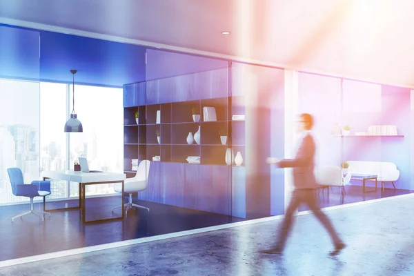 Επιχειρηματίας Περπάτημα Στο Διάδρομο Του Office Διαχείριση Δωμάτιο Μπλε Βιβλιοθήκη — Φωτογραφία Αρχείου