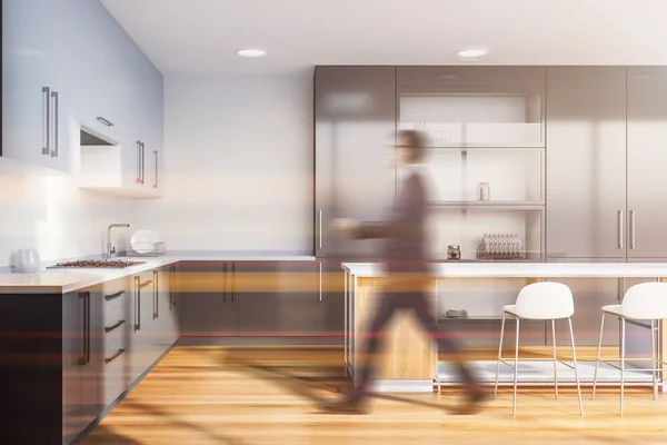 Hombre Interior Elegante Cocina Con Paredes Blancas Suelo Madera Encimeras — Foto de Stock