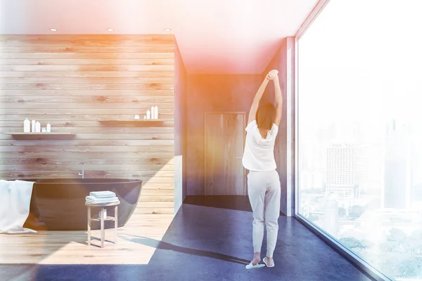 Femme Intérieur Salle Bain Panoramique Avec Des Murs Béton Bois — Photo