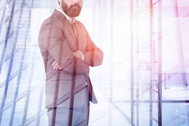 Tanınmayan emin iş lideri gökdelen arka plan üzerinde kahverengi takım ayakta çapraz kollu giyiyor. Liderlik kavramı. Çift tonlu görüntü pozlaması
