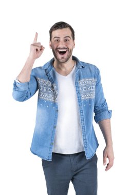 Mutlu genç adam kot gömlek ve pantolon açık ağız ve yukarı dönük parmak ile ayakta izole portresi. Fikir kavramı.
