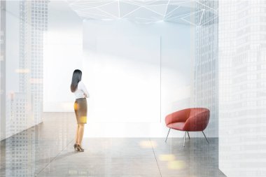 Beyaz duvarlı boş koridorda duran kadın kat, beyaz tavanı geometrik desen, dikey poster ve kırmızı koltuk döşenir. Tonlu görüntü pozlama sahte katlayın