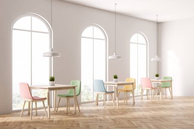 Beyaz duvarları, ahşap zemin, kemerli windows ve pastel renkli sandalye ile kare ahşap masa ile modern kafe köşesinde. 3D render