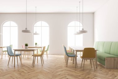 Windows, yeşil kanepe beyaz duvarlar, ahşap zemin ile Restoran iç kemerli ve yakın duran pastel renkli sandalye ahşap masa kare. 3D render