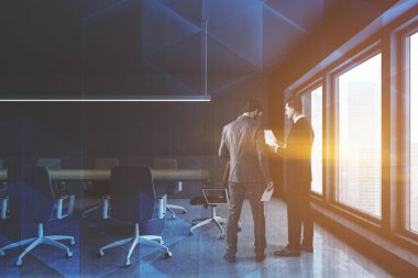 İşadamları iç ofis toplantı salonu gri duvarlar, taş zemine, büyük pencereler, gri ve bej uzun masa ve bej sandalyeler. Dolap duvarın yanında. Çift tonlu görüntü pozlaması