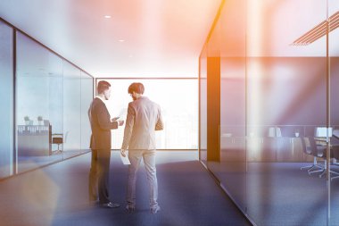 İşadamları Office siyah ve beyaz duvarlar, gri halı zemin, ahşap mobilyalı Kasalar ve kütüphaneler cam duvarların içinden gördüm üzerinde lobi. Tonlu görüntü