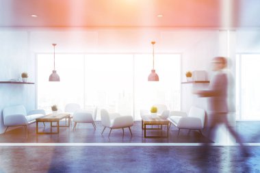 Beyaz duvarları, panoramik penceresi, beyaz kanepe ve koltuklar ahşap sehpa ve raflardan ayakta bekleyen oda ofis iç'iş adamıdır. Görüntü bulanık tonda