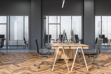 Açık alan office gri duvarlar, ahşap zemin, geniş pencereler ve ahşap mobilyalı Kasalar siyah sandalye ile yan görünüm. 3D render