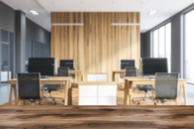Açık alan office gri duvarlar, ahşap zemin, küçük ahşap bilgisayar masa ve metal sandalye satırı ile iç. Ahşap masa ön planda. 3d render bulanık