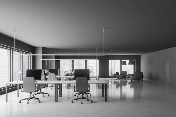 内部的开放空间办公室与灰色的墙壁 石头地板 大窗户和一排排白色的电脑桌子与灰色的椅子 会议室和休息区位于后台 — 图库照片