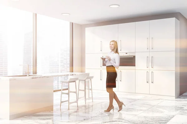Vrouw Hoek Van Moderne Keuken Met Beige Muren Witte Marmeren — Stockfoto