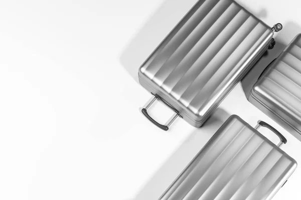 Szemközti Nézet Három Elegáns Ezüst Koffer Feküdt Fehér Felület Koncepció — Stock Fotó