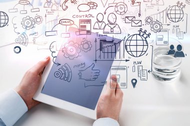 Eller iş çift pozlama tablet bilgisayarınızla tutan işadamı kroki planlayın. Tonlu görüntü