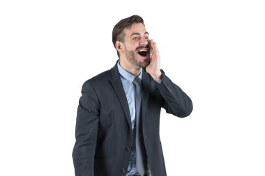 Mutlu genç işadamı ağız yakınındaki eliyle bağırarak sakallı izole portresi. Fırsat ve iyi bir anlaşma kavramı.