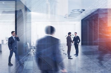 Beyaz ve gri duvarlar, taş zemine, beyaz sandalye ile beyaz bilgisayar tabloları satırları ile açık alan ofis ve arka planda müdür ofis iç iş adamları. Çift tonlu görüntü pozlaması bulanıklık