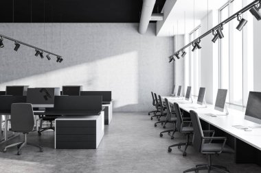 Beton duvarlar ve zemin, satır pencerenin boyunca beyaz bilgisayar tabloların ve siyah bilgisayar masalarının iki satır ile sanayi tarzı ofis iç. 3D render