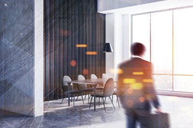 İşadamı köşesindeki ofis toplantı salonu ile beyaz ve ahşap duvarlar, beton zemin, panoramik pencere ve siyah sandalye ile uzun gri tablosudur. Çift tonlu görüntü pozlaması bulanıklık