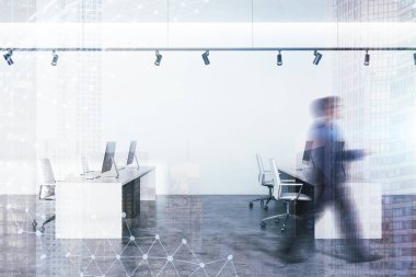 Modern ofis işyeri beyaz duvarlar, beton zemin ve uzun beyaz bilgisayar masaları beyaz sandalye ile yürüyüş iş adamı. Çift tonlu görüntü pozlaması gezegenin bulanıklık