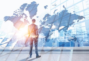 Arkadan görünüş işadamı gökdelenin çatı üzerinde duran ve Dünya Haritası şehir gökyüzüne bakarak gözlük. Tonlu görüntü çift pozlama. Nasa tarafından döşenmiş bu görüntü unsurları