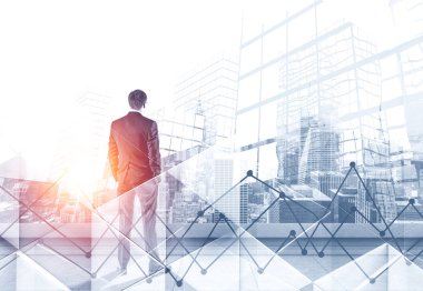 Arkadan görünüş iş adamı çatıda duran ve şehir grafikler ve gökdelenler çift pozlama ile seyir gözlük. Borsa kavramı. Tonlu görüntü