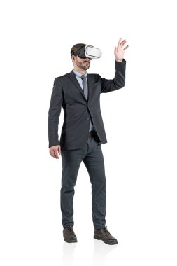 Vr gözlük takan ve bir şey ile etkileşim sakallı yakışıklı genç işadamı portresi izole tam uzunlukta