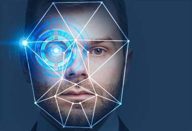 Onun göz ve biyometrik doğrulama teknolojisi yakınındaki renkli hud arabirimiyle yakışıklı genç adamın yüzü. Koyu mavi arka plan. Kavram yüz tanıma ve Merhaba teknik Toned görüntü çift pozlama