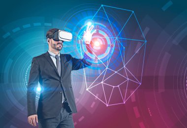 Koyu takım elbise ve vr gözlük biyometrik doğrulama ve yüz tanıma arayüzü ile hud üzerinde mavi kırmızı arka plan ile çalışan bir iş adamı. Çift tonlu görüntü pozlaması