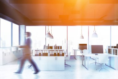 Beyaz duvarlar, beton zemin, sandalye ve kütüphaneler ile beyaz bilgisayar masaları ile panoramik açık alan ofis iç'iş adamıdır. Tonlu görüntü bulanık