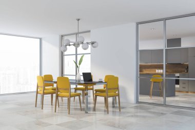 Beyaz duvarları, kiremitli kat, panoramik pencere, laptop ve sarı sandalye ile siyah tablo ile yemek odası köşesinde. 3D render