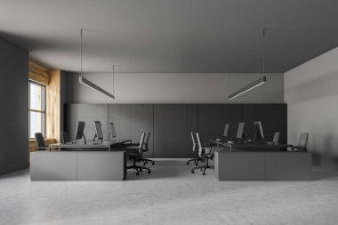 Yan görünüm açık alan office ile gri ve ahşap duvarlar, beton zemin, büyük gri bilgisayar tabloları sandalye ile satırları onlara yakın. 3D render
