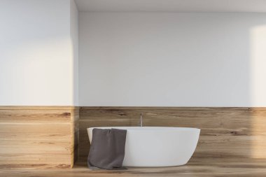 Minimalist banyo beyaz ve ahşap duvarlar, ahşap zemin ve gri havlu üzerinde asılı beyaz banyo küvetinde iç. 3D render