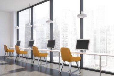 Panoramik office ile beyaz duvarlar, beton zemin, iç satır dar beyaz bilgisayar masaları sarı sandalyeler ve şehir manzaralı. 3D render