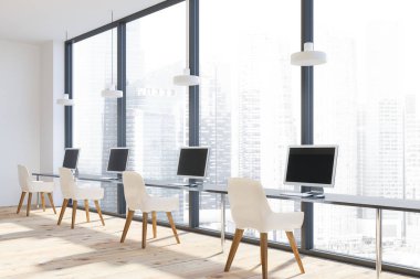 Beyaz duvarları, ahşap zemin ile panoramik ofis iç satır dar gri bilgisayar masaları beyaz sandalye ve şehir manzaralı. 3D render