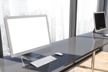 Bilgisayar ekran ayakta ahşap zemin ile panoramik ofiste gri tabloda alay. Reklam kavramı. 3D render